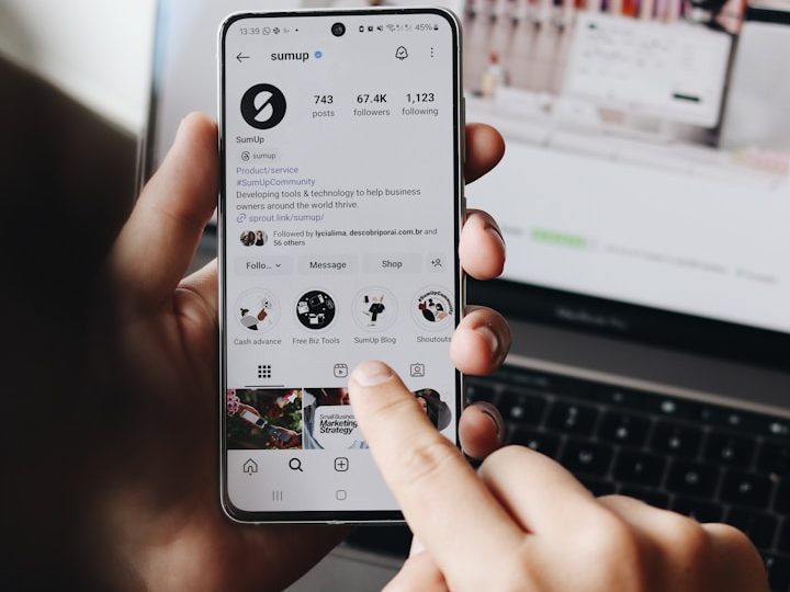 Ihre Social Media Präsenz stärken Person hält ein Smartphone mit Social Media Feed zur Veranschaulichung der digitalen Präsenz.